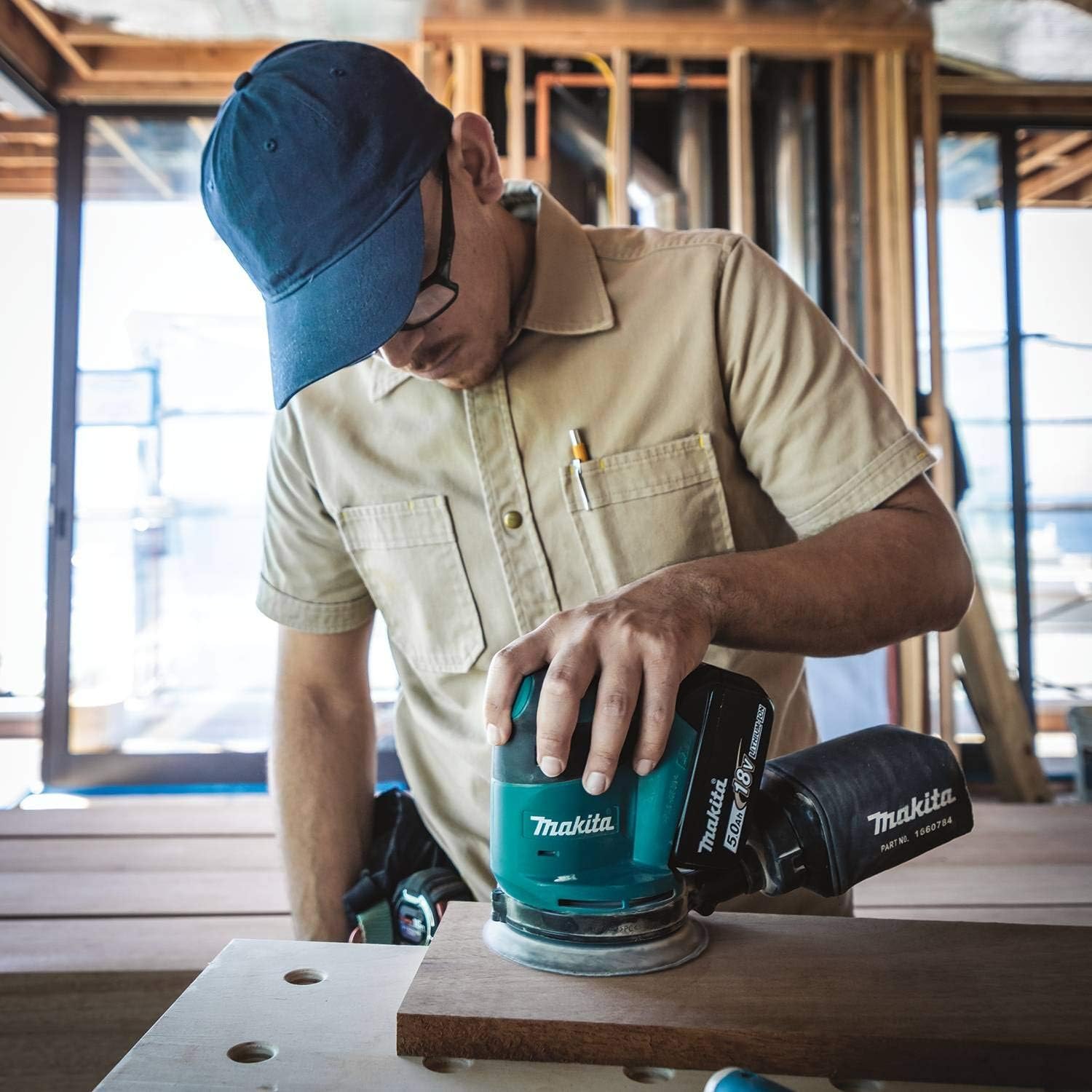 Makita XOB01T 18V LXT® Lithium-Ion Cordless 5' Random Orbit Sander Kit (5.0Ah)