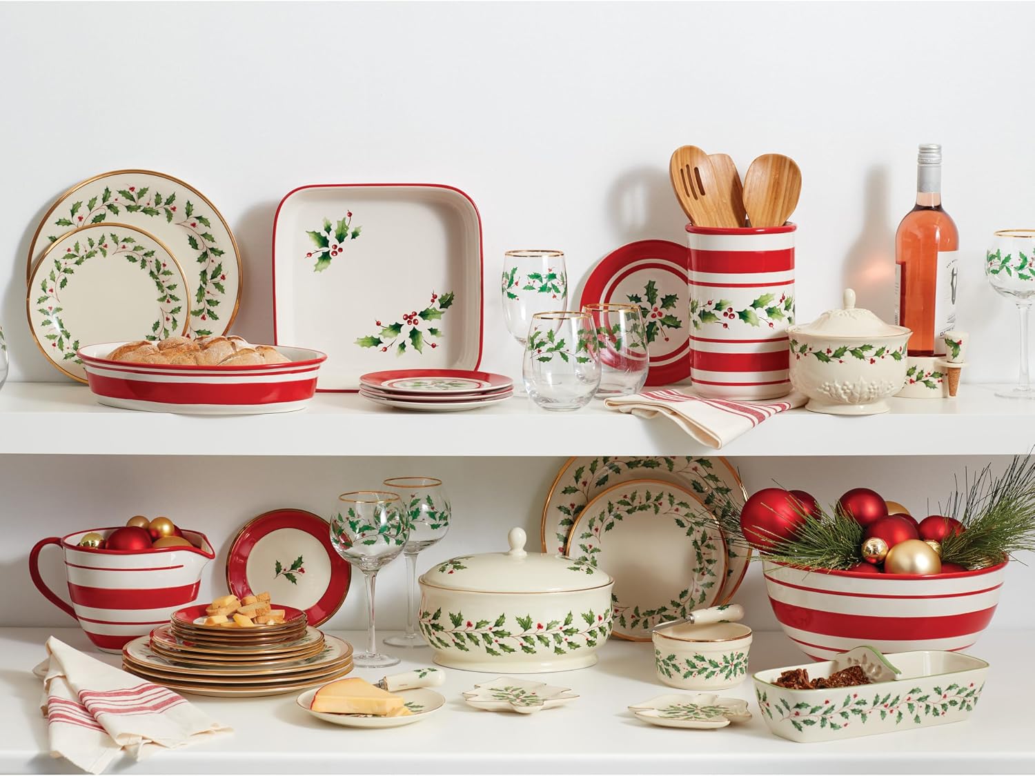Lenox Dinnerware Set, Holiday 12-Piece Set, Service For 4, Porcelain Plate, Berry Motif With 24-Karat Gold Accents, Christmas Dinner Plates, Salad Plates And Mugs, Dishwasher Safe (Assorted, 12 Piece)