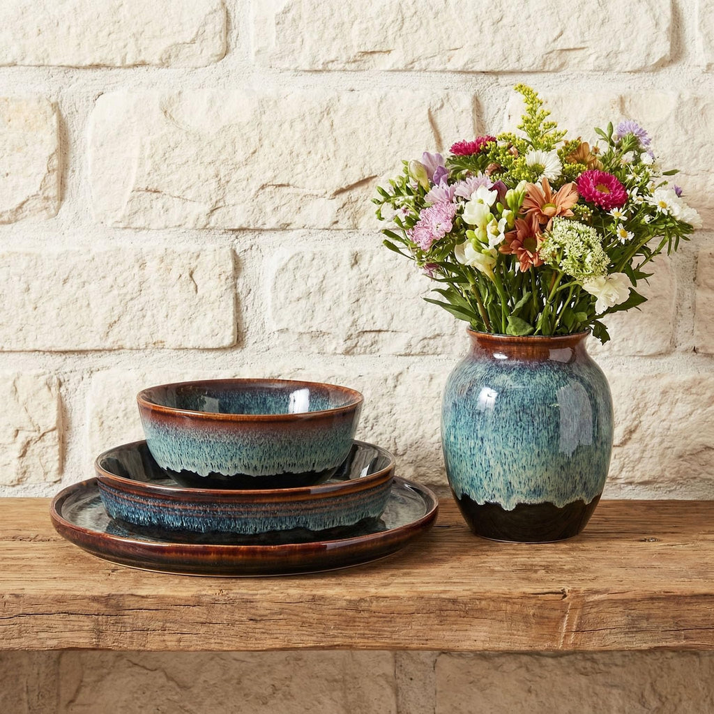 This 12-piece round active glaze porcelain tableware set includes plates, bowls, and soup plates, serving up to 4 people. It is microwave and dishwasher safe. (Set (No.4))