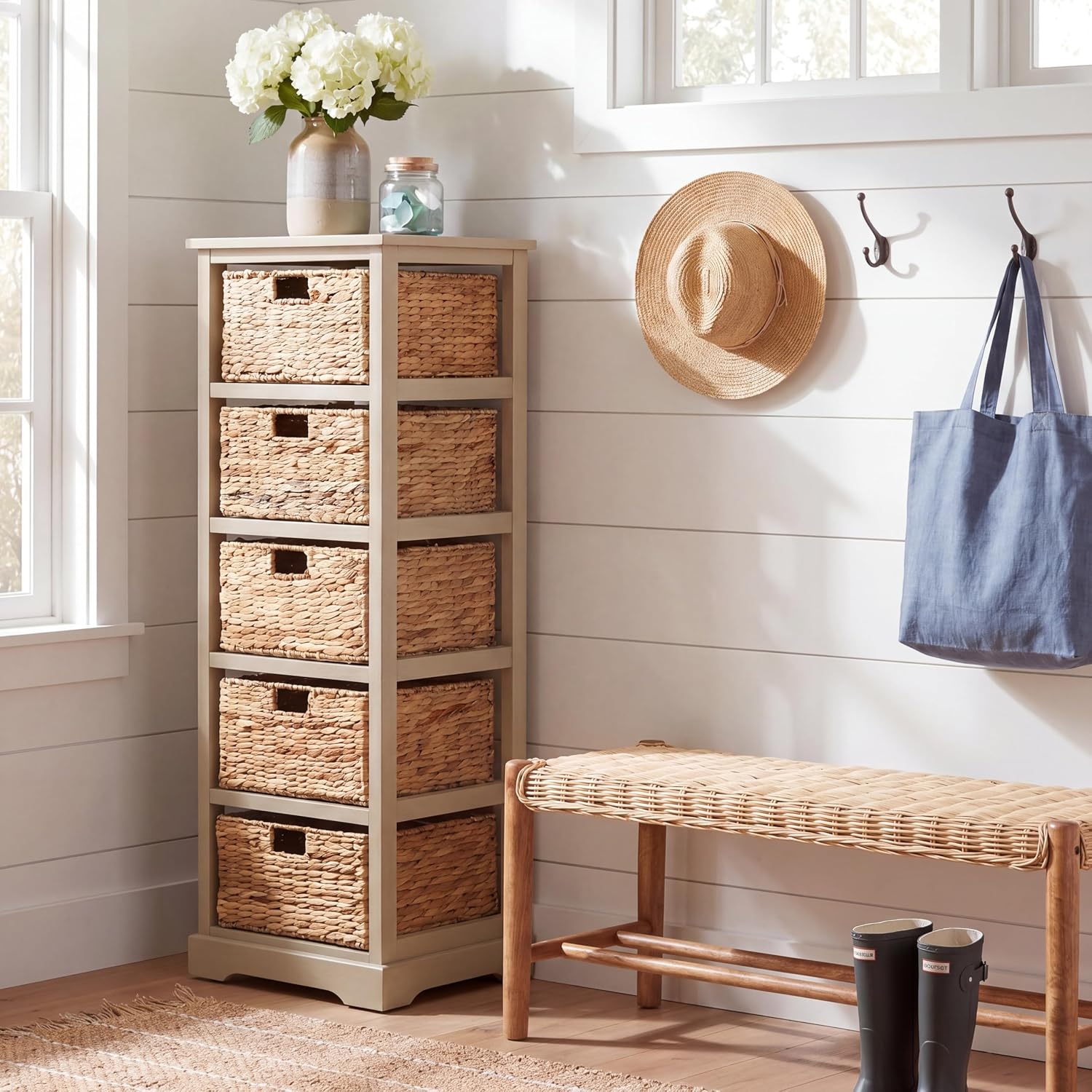 SAFAVIEH Furniture - Vedette 5-Basket Storage Tower - Sand - Solid Wood - Coastal Basket Tower Design - Ideal for Entryway, Living Room, 17.5' W x 13.5' D x 46' H - Fully Assembled (AMH5739G)