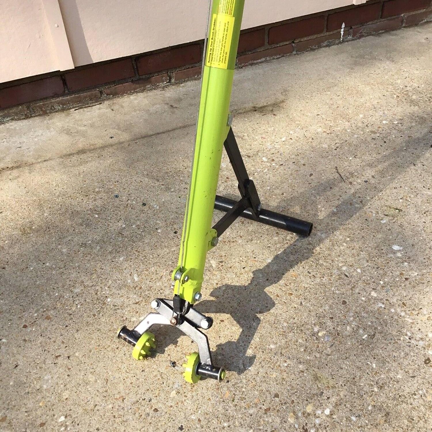 Brush Grubber Single Person Ironclad Manual Handled Brush Grubber with 8 No Slip Grip Teeth and Spring Loaded Jaws Brush Up to 2 Inch Diameter